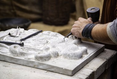 Geleneksel bir şekilde taş oyma, işçilik ayrıntıları, taş şekillendirme.