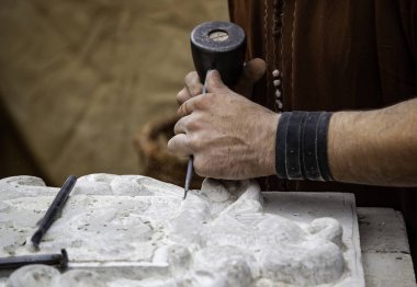 Geleneksel bir şekilde taş oyma, işçilik ayrıntıları, taş şekillendirme.