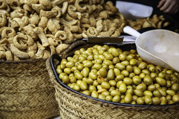 Las Aceitunas Mercado Detalle Comida Preparada Aperitivo —  Fotos de Stock