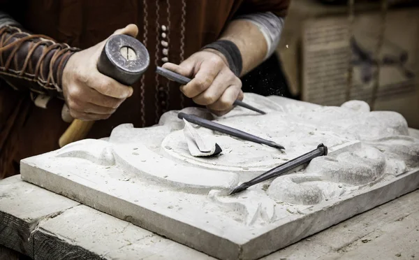 Pietra Intagliata Modo Tradizionale Dettaglio Artigianale Modellando Pietra — Foto Stock