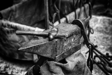 Demirhanede karbon yangını, demirli bir atölyenin ayrıntıları.