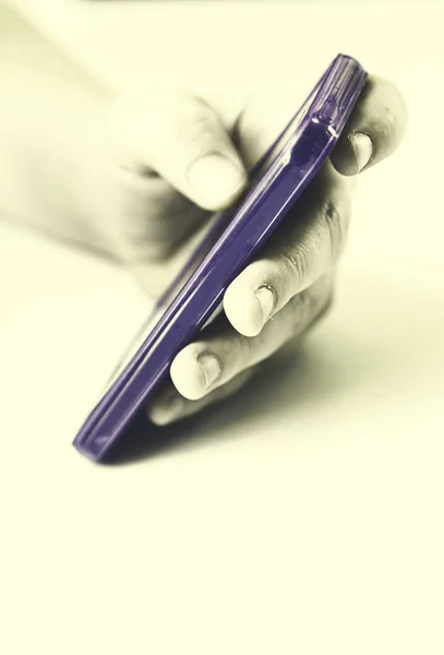 Usando Telefone Celular Detalhe Uma Mão Usando Telefone Celular Última — Fotografia de Stock