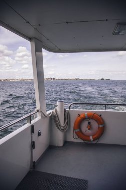 Denizdeki bir teknenin içinde, deniz taşımacılığı, seyahat ve turizm detayları.