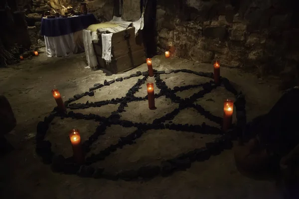 Pentáculo Satânico Com Velas Acesas Detalhe Ritual Magia Negra Ocultismo — Fotografia de Stock