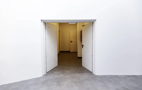Белая Дверь Новой Белой Комнате Детали Интерьера Нового Здания Современная — стоковое фото