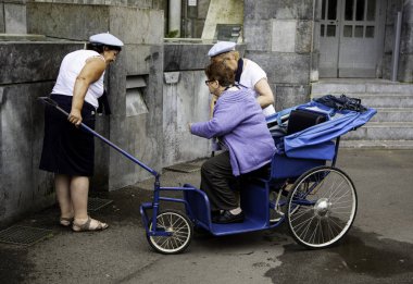 LOURDES, FRANCE - 12 Temmuz 2017: Fransa 'daki Hac için kutsal mekan, 12 Temmuz 2017' de Lourdes 'te bulunan,.