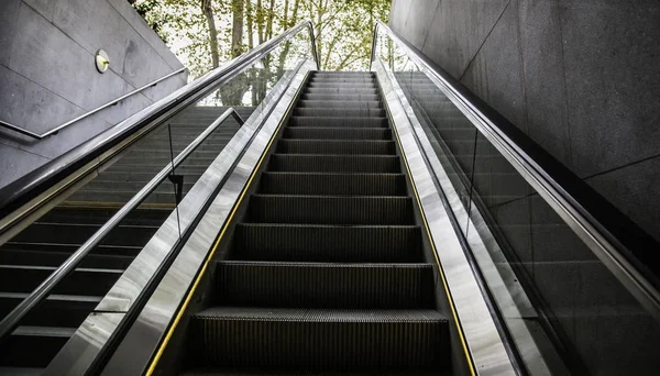 Escada rolante para pessoas — Fotografia de Stock