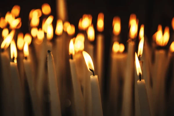 Kaarsen verlicht met vlam — Stockfoto