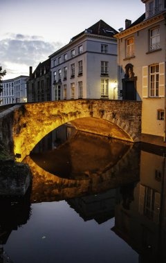  Bruges içinde kanal