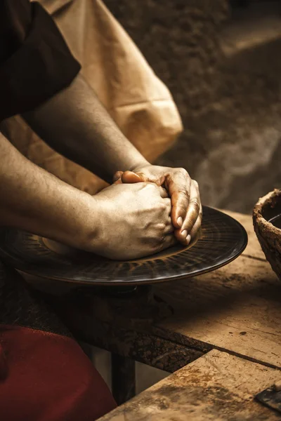 Manos de un alfarero moldeando arcilla — Foto de Stock