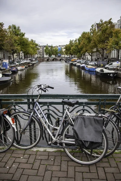 Bicicleta en un canal Amsterdam — Foto de Stock