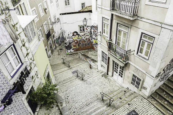 Treppe im viertel alfama, lisbon — Stockfoto