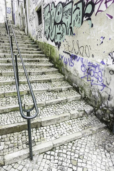 Lépcsők alfama negyedben, Lisszabon — Stock Fotó