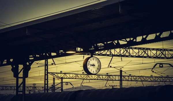 时钟在火车站 — 图库照片