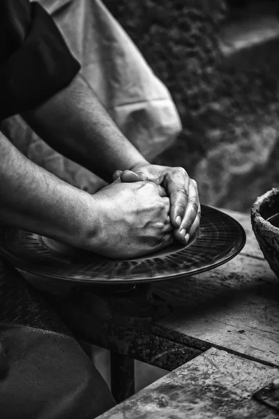 Händerna på en potter forma lera — Stockfoto