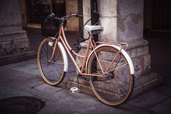 Vieux vélo dans la ville — Photo