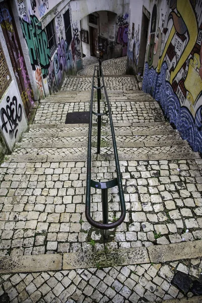 Escadas no bairro de Alfama, Lisboa — Fotografia de Stock