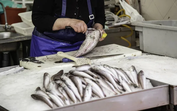 Nettoyage du poisson dans un marché — Photo