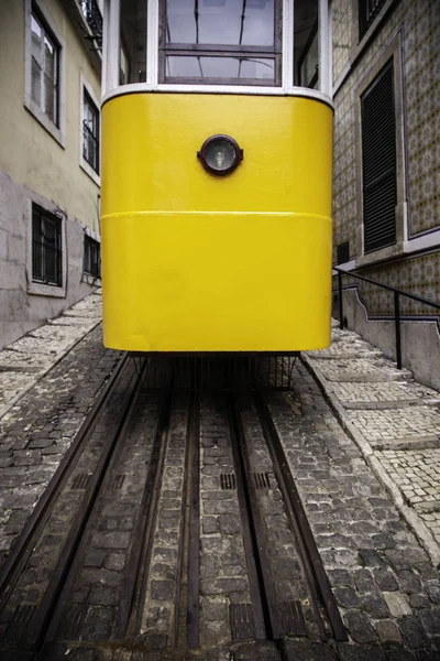 Tram tipico di Lisbona — Foto Stock