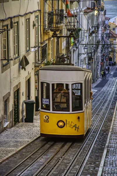 Tram tipico di Lisbona — Foto Stock