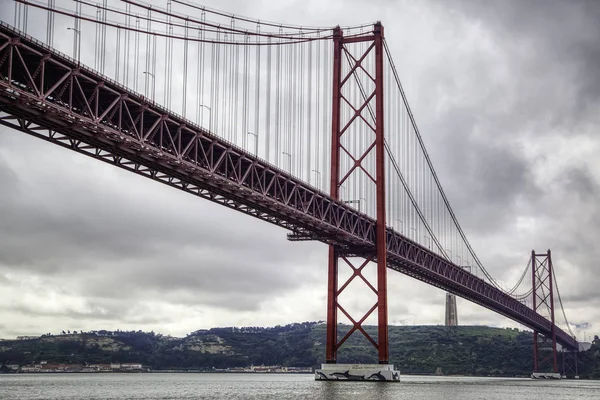 Metalen brug in Lissabon — Stockfoto