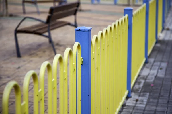 黄色护栏保护 — 图库照片