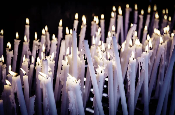 Světlo svíček církev — Stock fotografie