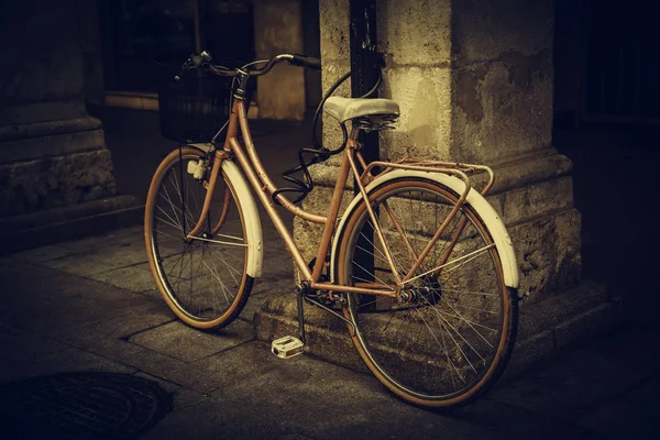 Bicicleta vieja en la ciudad —  Fotos de Stock
