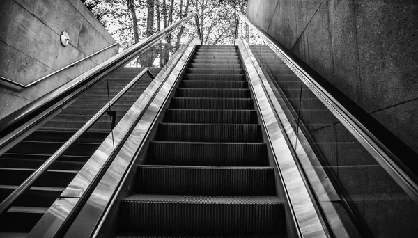 Escaleras mecánicas para personas — Foto de Stock