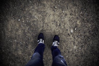 Parke taşları üzerinde ayaklar