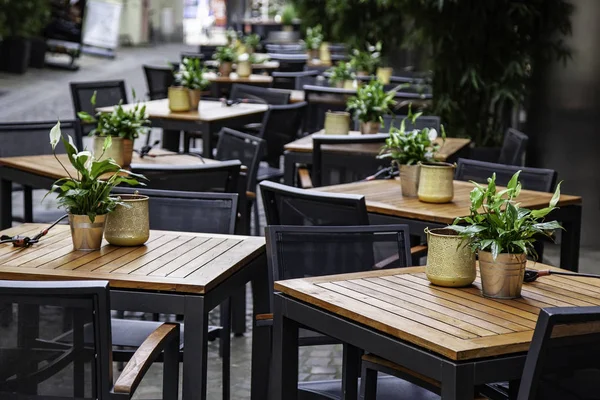 Terrassentische in einer Bar — Stockfoto