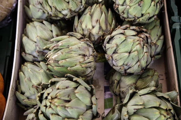 In een markt ingedeelde artisjokken — Stockfoto