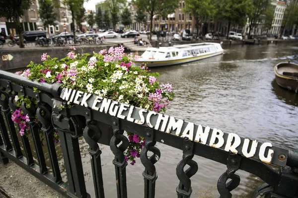 Kanál v městě amsterdam — Stock fotografie