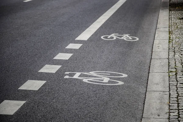 Panneaux de vélo sur l'asphalte — Photo