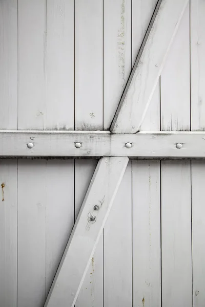 Белая деревянная дверь — стоковое фото