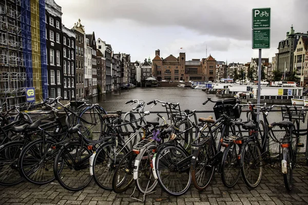 Велосипеды в Амстердаме — стоковое фото