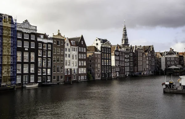 Típico canal de Amsterdam — Foto de Stock