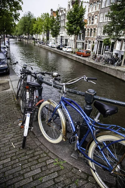 Amsterdam'da Bisiklet — Stok fotoğraf