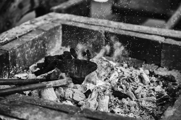 Hořící uhlíky, detail ohně a plamene, uhlík — Stock fotografie