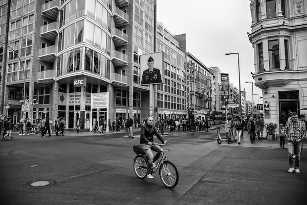 Checkpoint Charlie in Berlin — Stockfoto