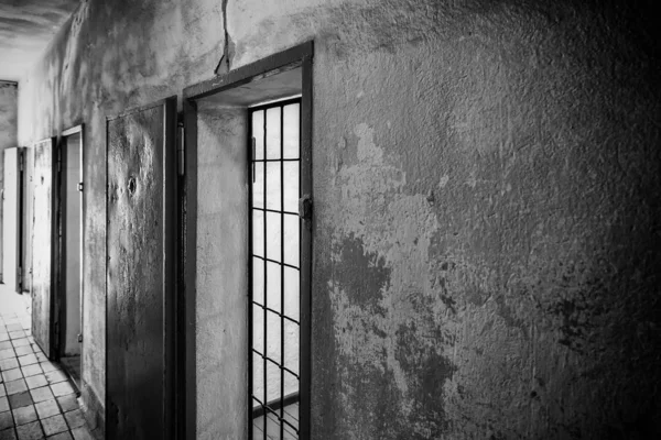Antigua cárcel con celdas — Foto de Stock