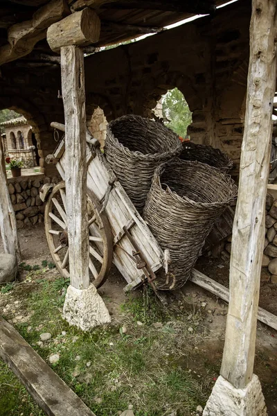 Старая деревянная карета — стоковое фото