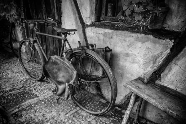 Oude roestige fiets — Stockfoto