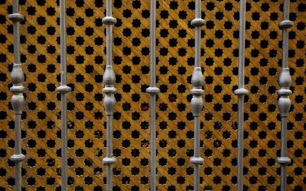 金属锻铁围栏 装饰和保护细节 — 图库照片