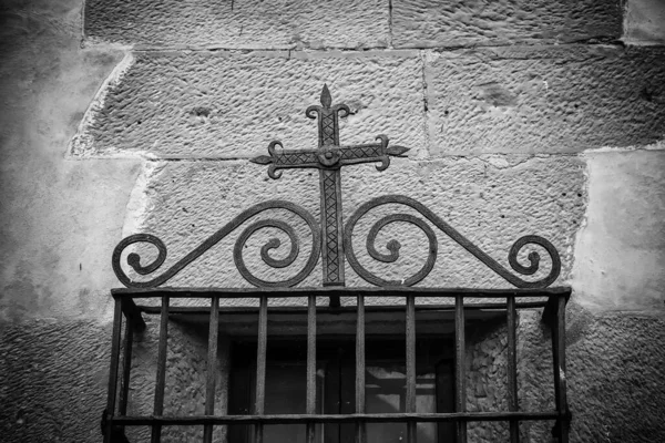 Croce Ferro Nella Vecchia Finestra Religione Cristianesimo — Foto Stock