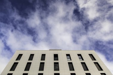 Gökyüzü ve bulutlu modern bina, çağdaş mimarinin ayrıntıları.