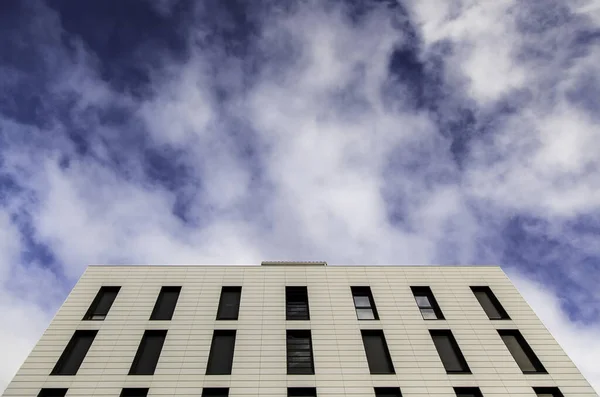 Edificio Moderno Con Cielo Nuvole Dettaglio Dell Architettura Contemporanea — Foto Stock