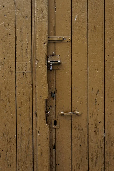 Vecchia Porta Legno Marrone Con Serratura Dettaglio Protezione Antichità Abbandono — Foto Stock