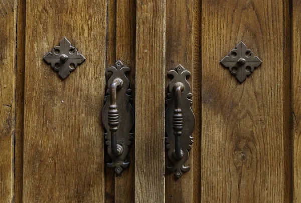 带有锁的旧褐色木门 保护的细节 古老和废弃 — 图库照片