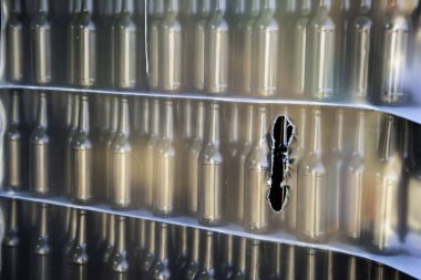 Boş şarap şişeleri, şarap mahzenindeki şişelerin ayrıntıları.